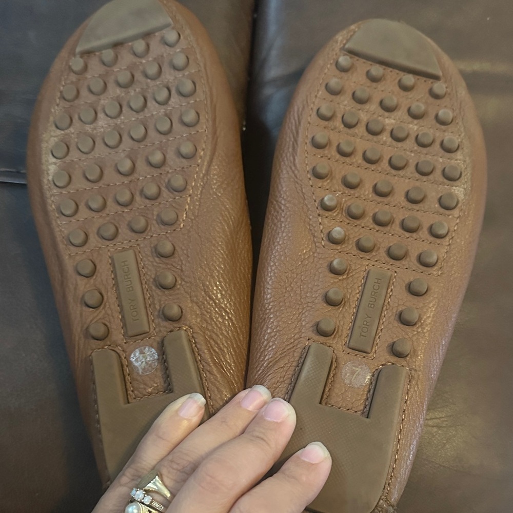 Tory Burch everly tan Leather Loafers with Gold Logo - Picture 6 of 15